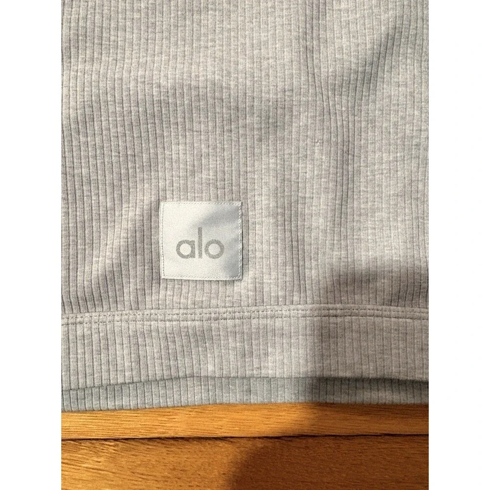 Alo Yoga Size S Blissful Henley Crop Top Gray